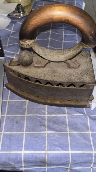 מגהץ פחמים עתיק.